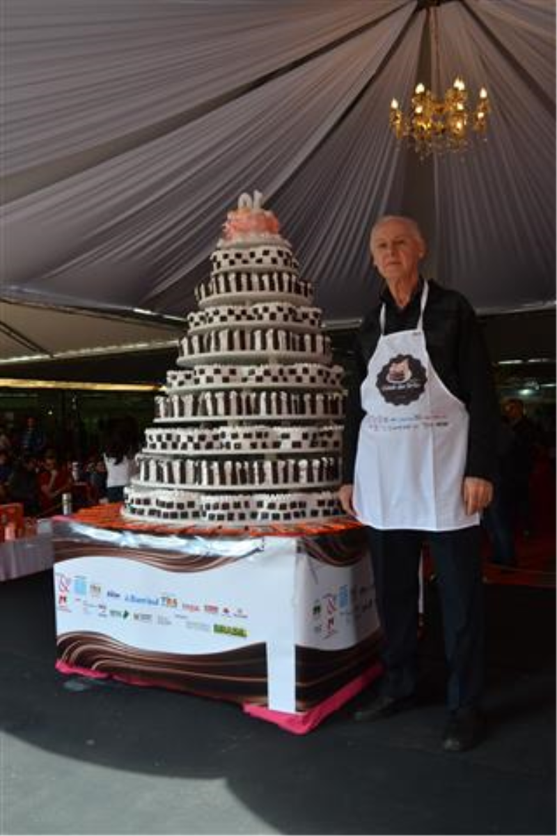 Torta de dez andares é servida à população de Santo Ângelo